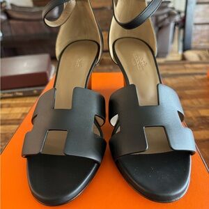 New Hermes Black Legend Sandals. Size 37 (US 7). Full set.